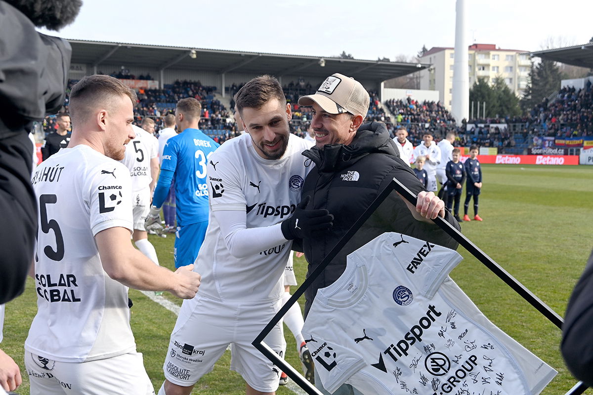 Slovácko se rozloučilo s legendou: Milan Petržela si užil potlesk zaplněného stadionu