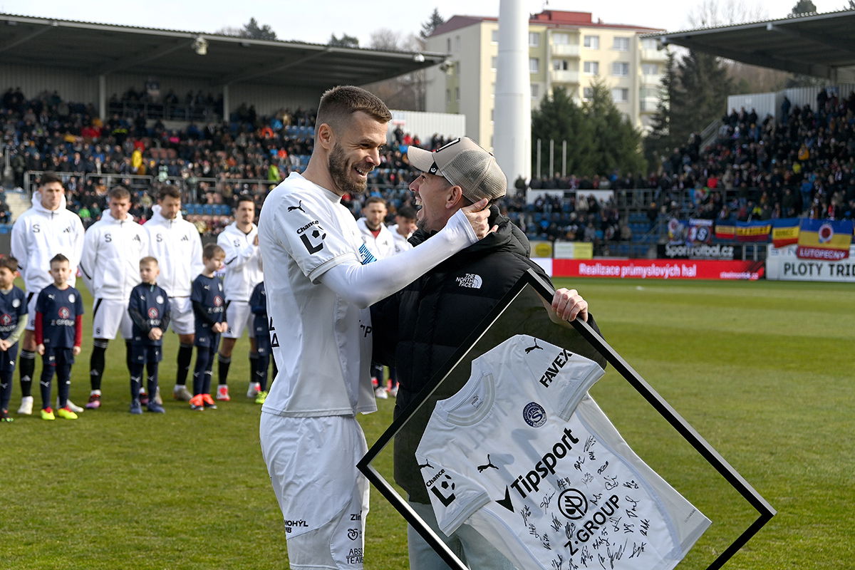 Slovácko se rozloučilo s legendou: Milan Petržela si užil potlesk zaplněného stadionu