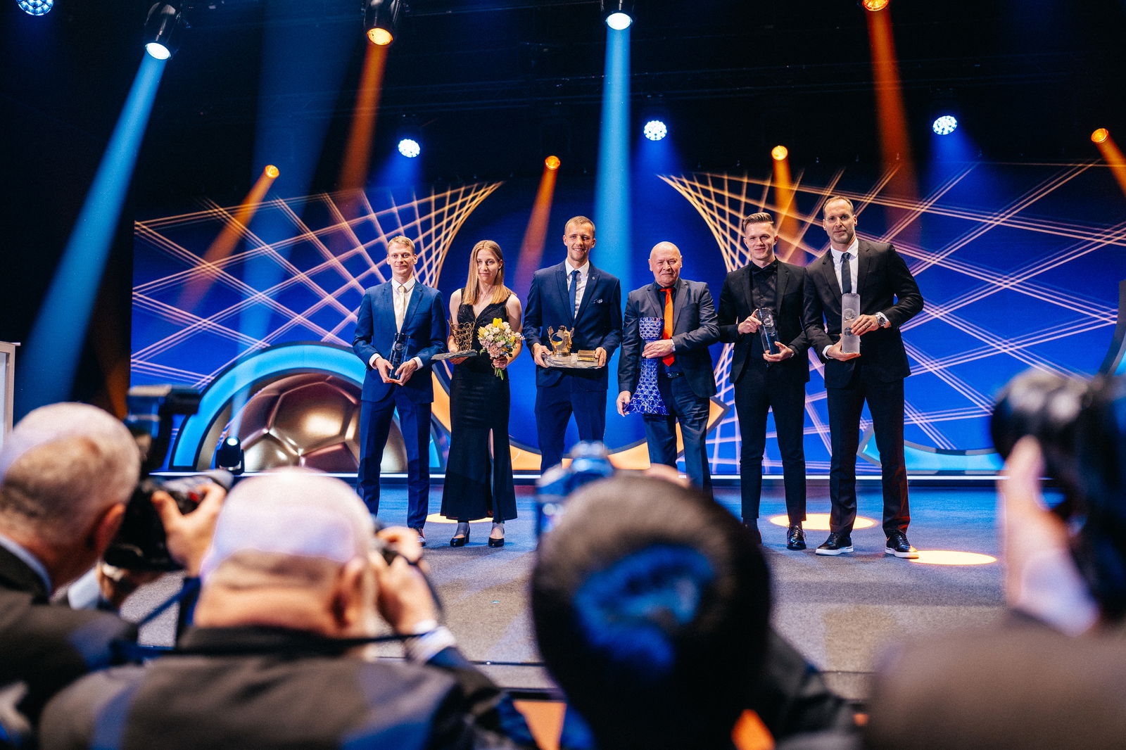 182-B7_01858-BLACKART