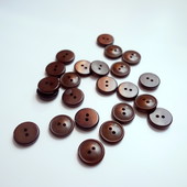 Knoflík hnědý dvoudírkový