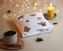 nahřívací polštářek, šálek kávy a svíčka