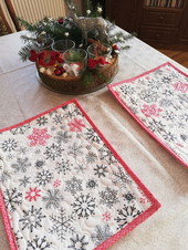 Prostírání-vločky na bílé