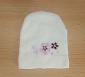 Dětská čepice s kytičkami - bílá