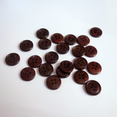 Knoflík hnědý čtyřdírkový
