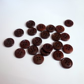 Knoflík hnědý čtyřdírkový