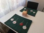Prostírání - Vánoční baňky na tmavě zelené