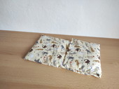 Nahřívací polštářek s pšenicí - Kočky na béžové – 55 x 20 cm - bederní