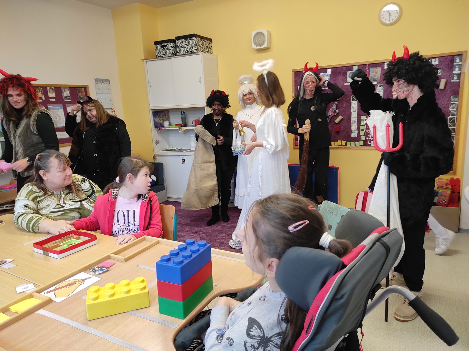 andílek rozdává bonbóny