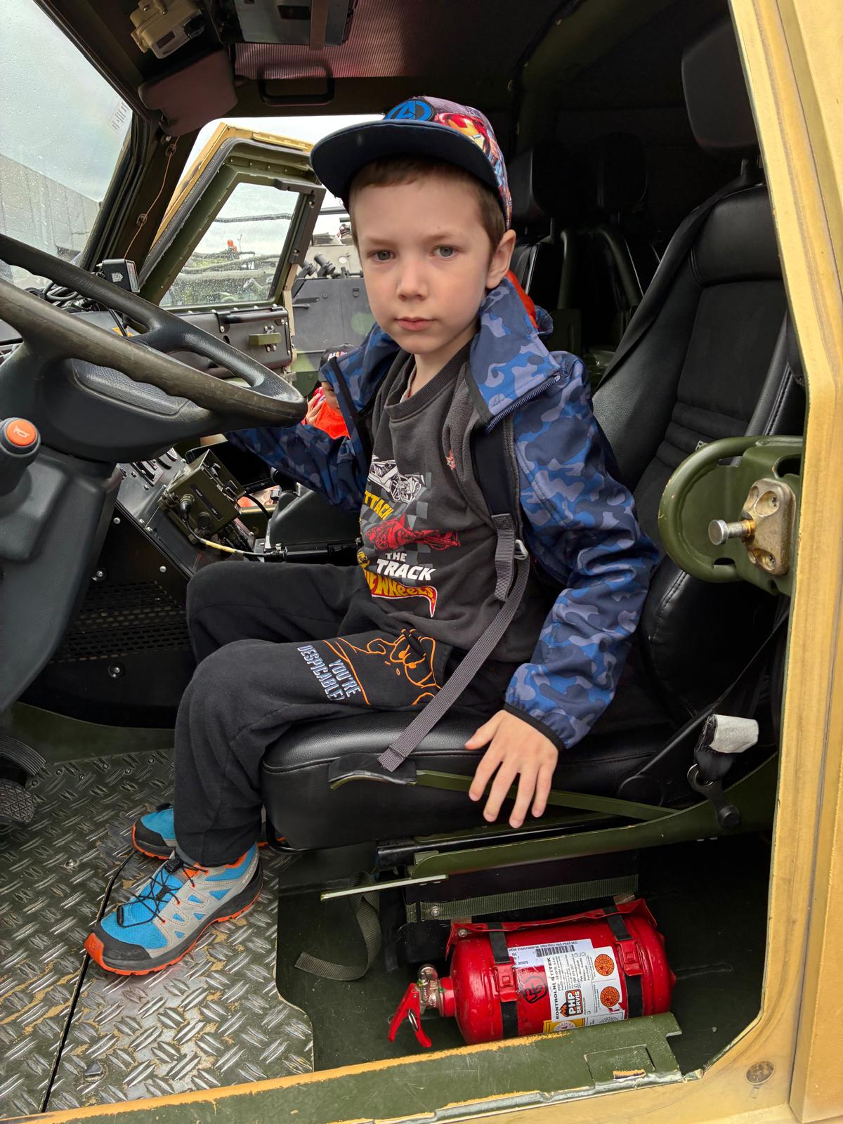 f8100eab-d3b0-444f-8db7-e08c46fff856