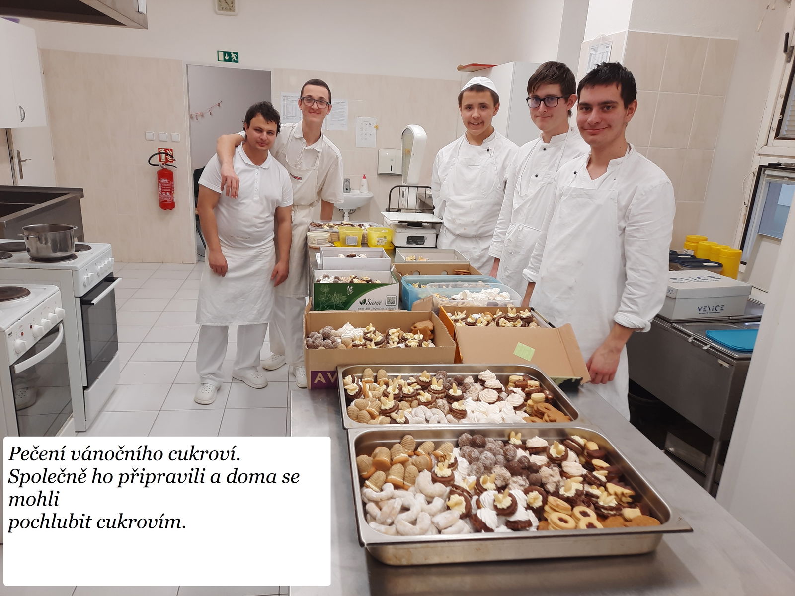 Pečení vánočního cukroví. Společně ho připravili a doma se mohli pochlubit cukrovím