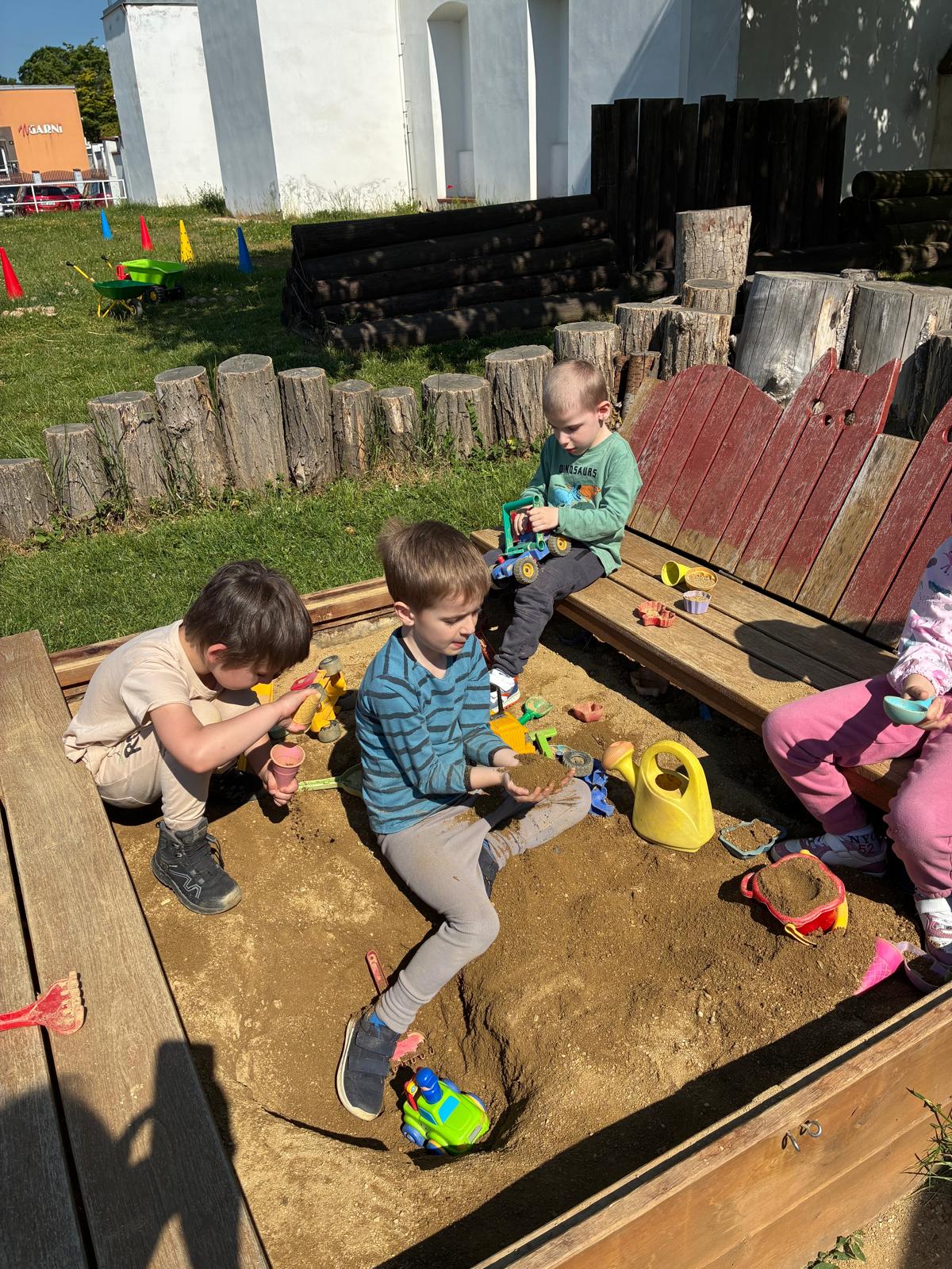 fe90d9b6-bbc3-4666-97cc-7e0835b3bd5c