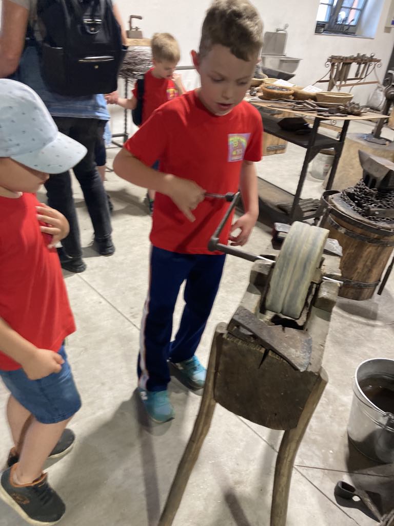 ab870279-c6a9-4fd4-8796-559cc1d8a930