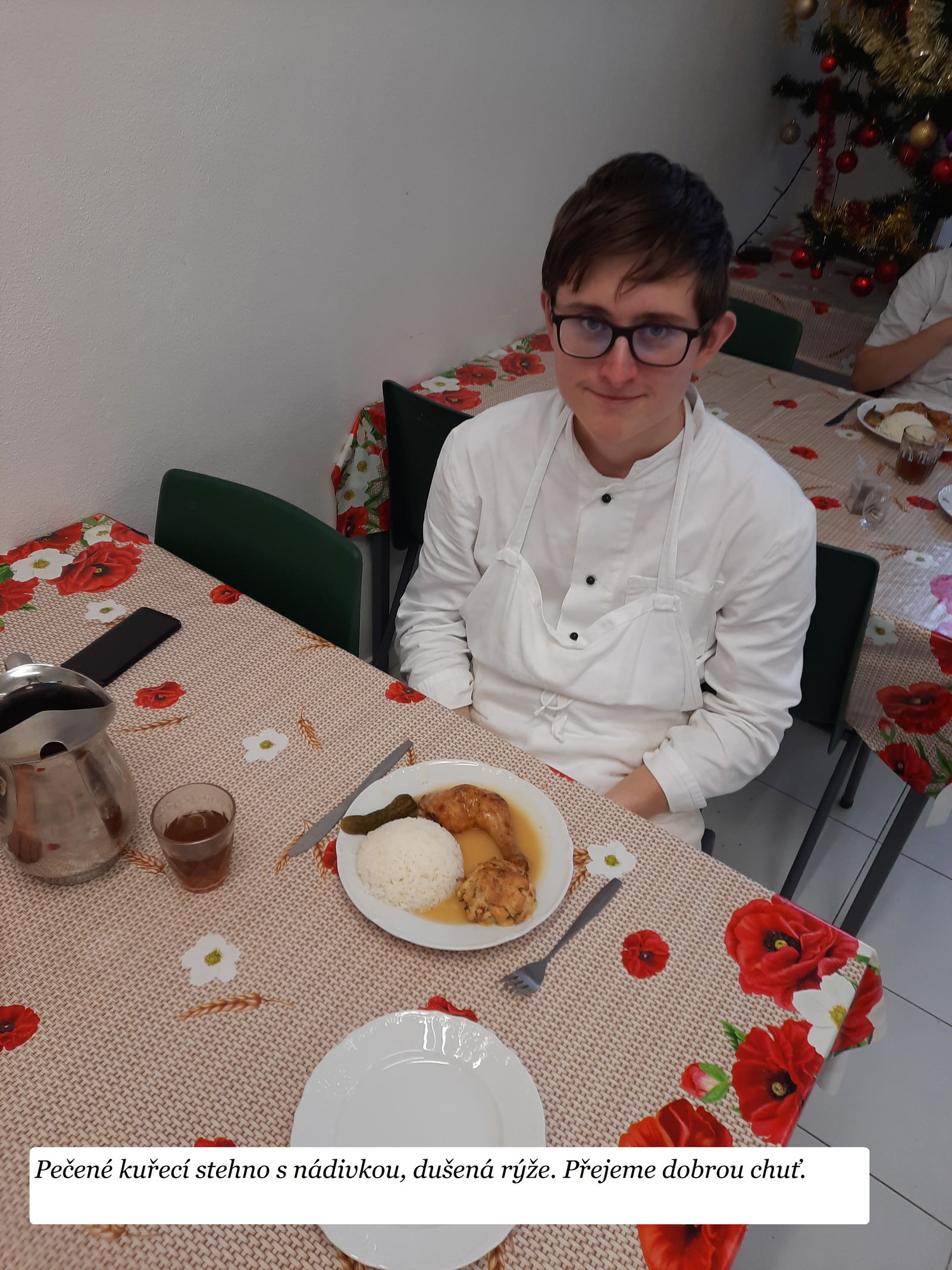 Pečené kuřecí stehno s nádivkou, dušená rýže. Přejeme dobrou chuť