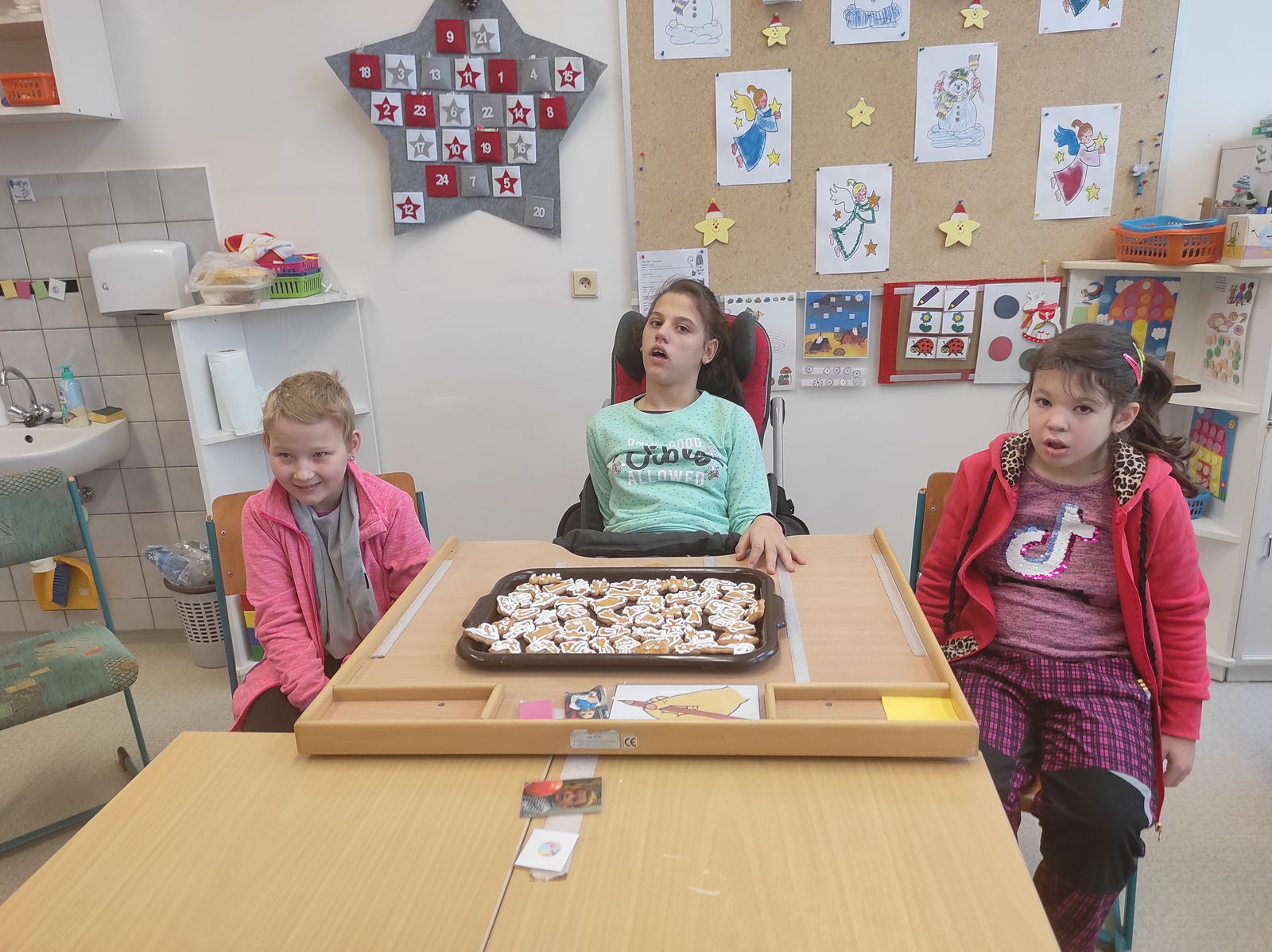 holky s táckem perníčků