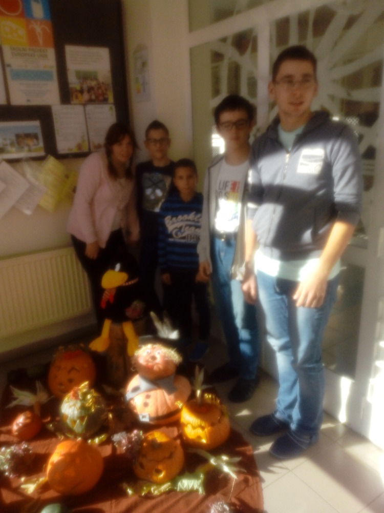 dýně ve vchodu školy