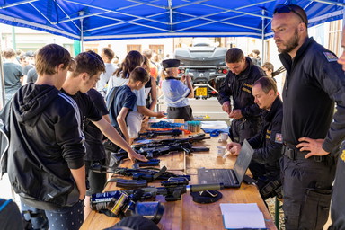 4__6_autosalon_policie