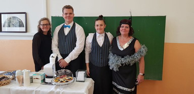 41f_filmova_kavarna_a_zastupci_hs