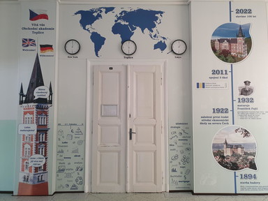 43_vstupni_portal_s_hodinami