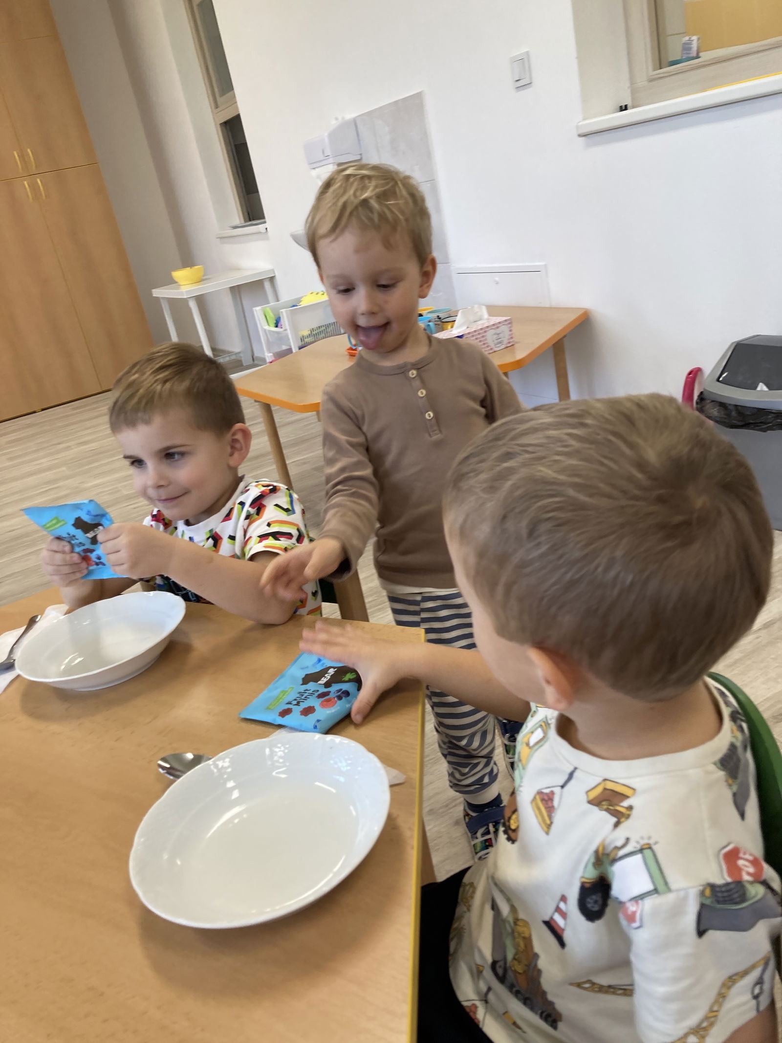 6FF45E79-B5E2-4E00-B3AB-DDEC19C102D6