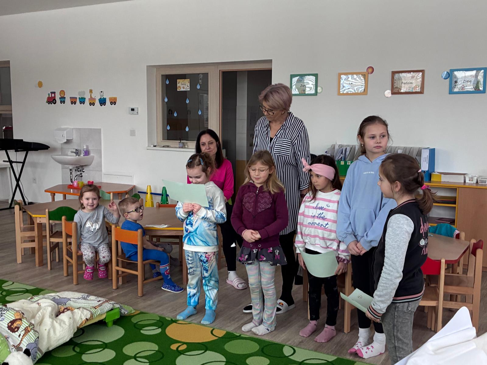 Přišli nám číst prvňáčci.