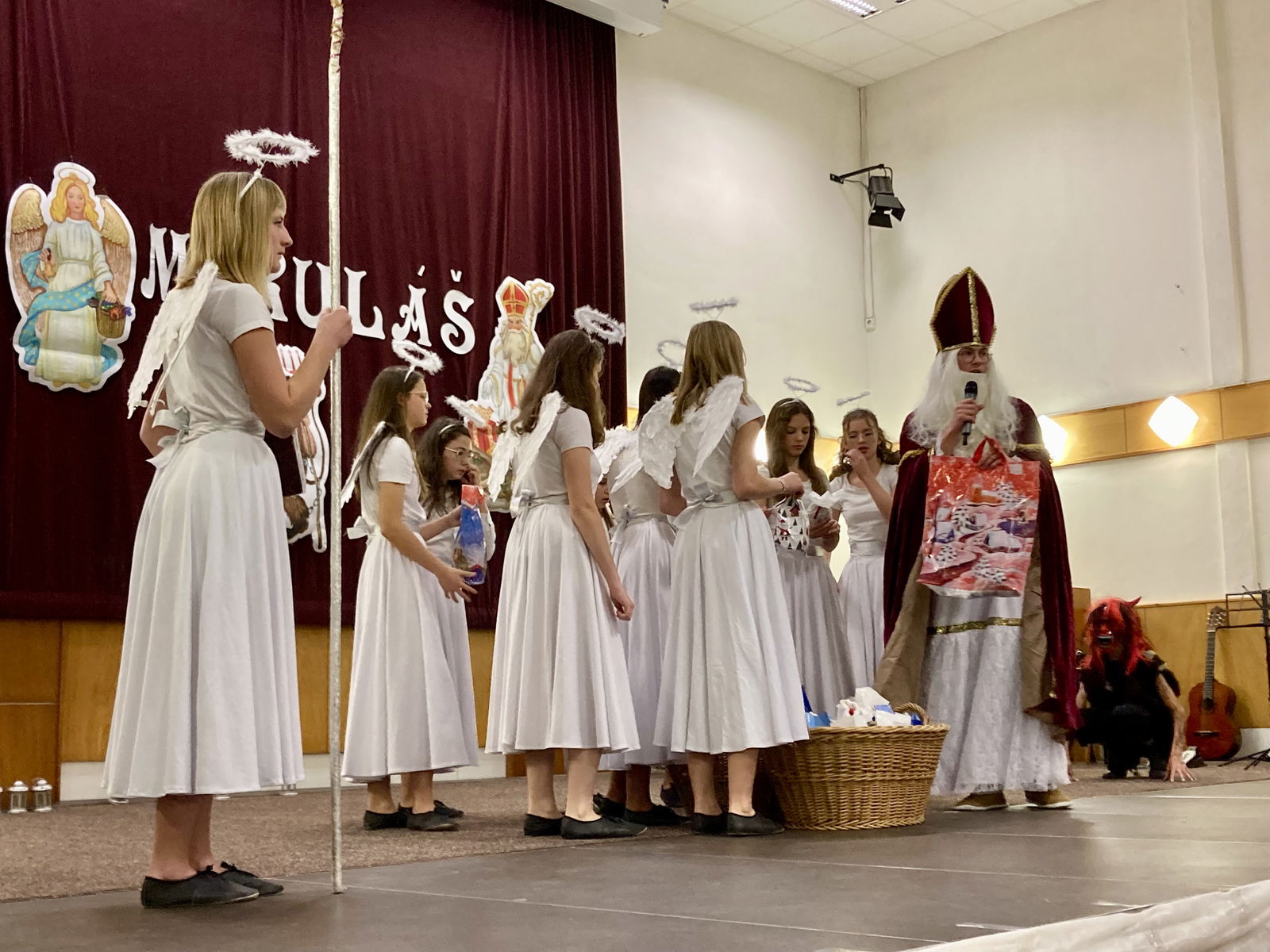 55CEA076-E55F-4AD6-BAE5-76DE58A80331