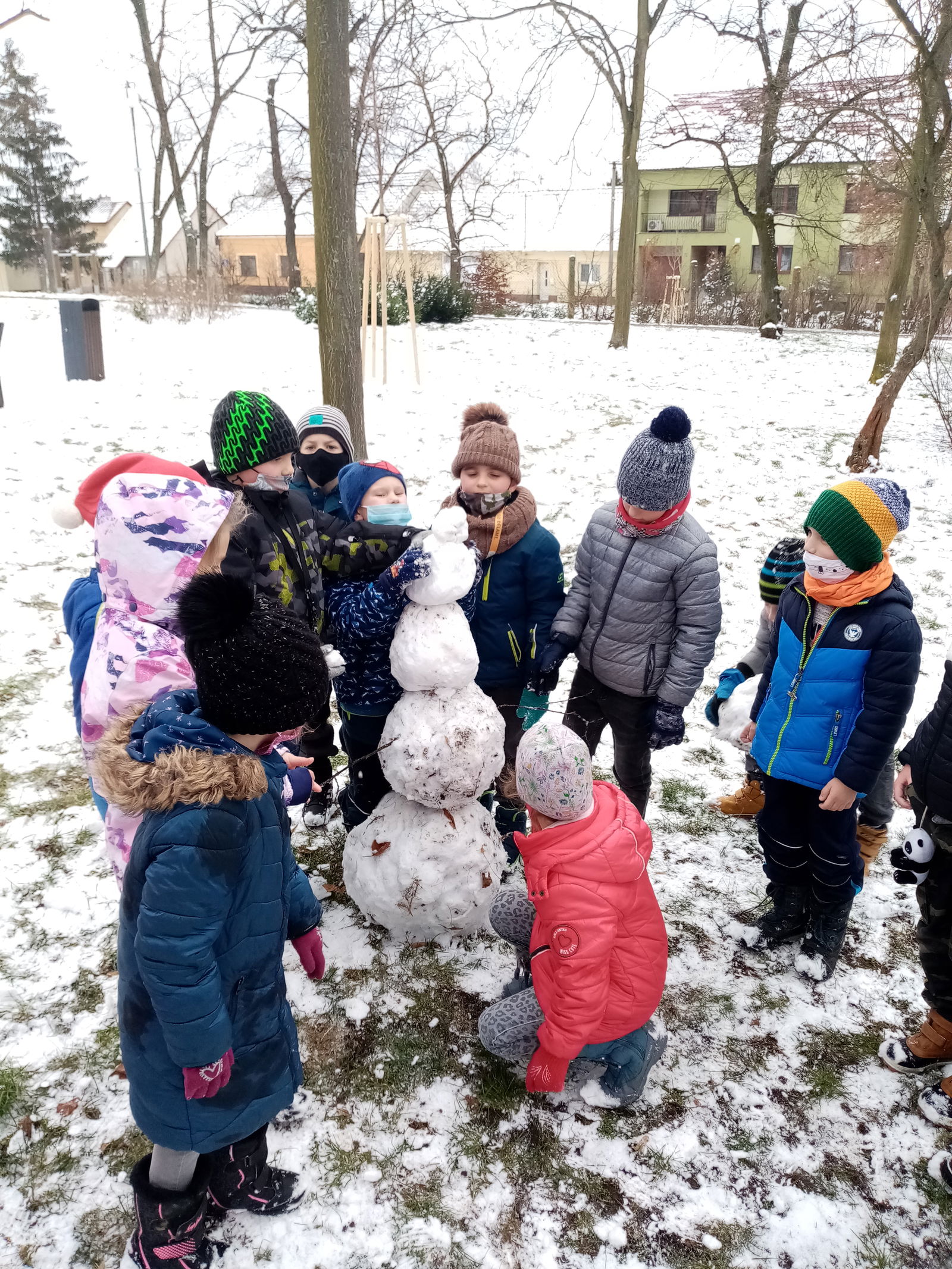 Stavění sněhuláka.
