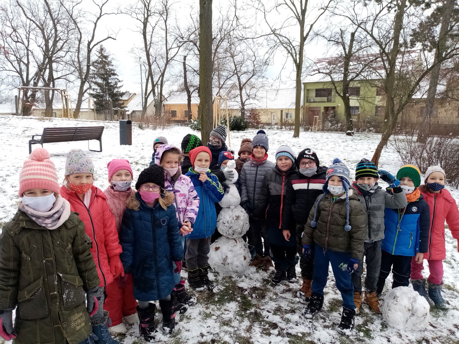 Stavění sněhuláka.